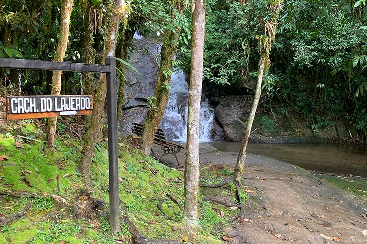 Placa indicando com seta a Cachoeira do Lajeado, no Vale do Alcantilado