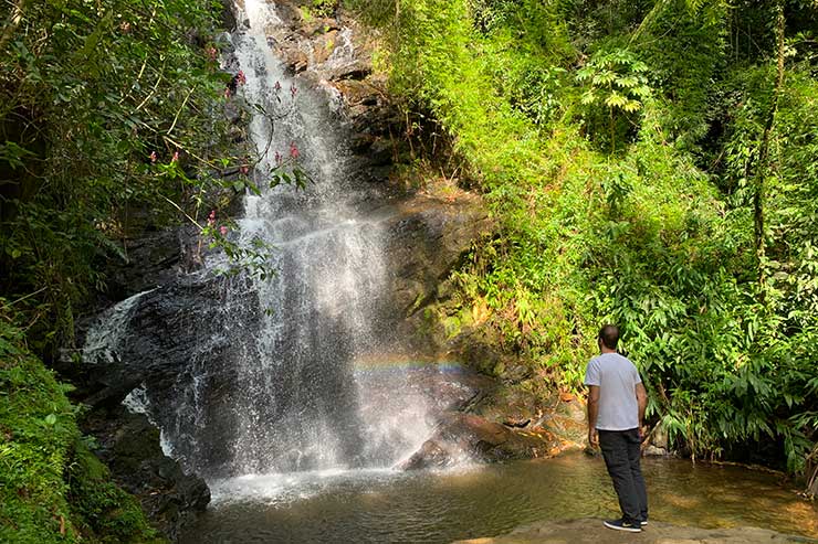 Cachoeiras de Visconde de Mauá: Homem em frente à queda d'água da Cachoeira Véu de Noiva
