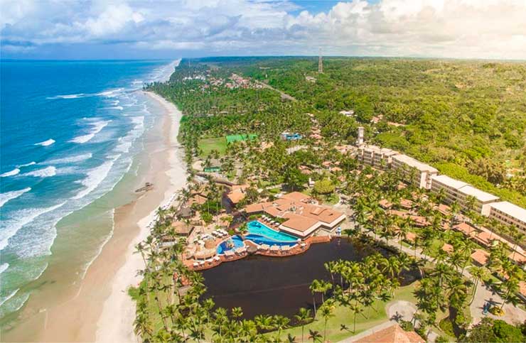 Resorts all inclusive no Nordeste: Vista aérea do Cana Brava com piscinas, muita área verde e praia à frente