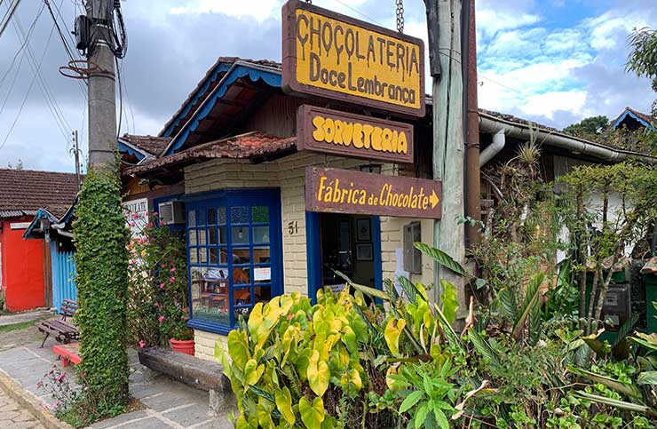 Entrada da loja e fábrica de chocolate Doce Lembrança em tons claros e azuis