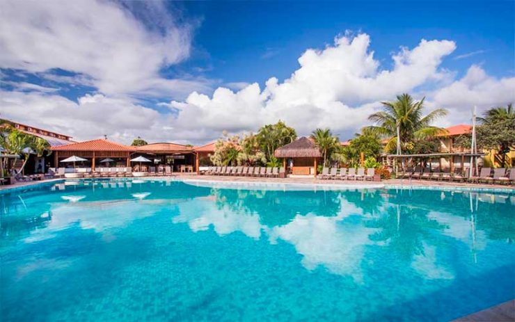 Grande piscina do La Torre, um dos melhores resorts all inclusive do Nordeste, com espreguiçadeiras em dia de céu azul