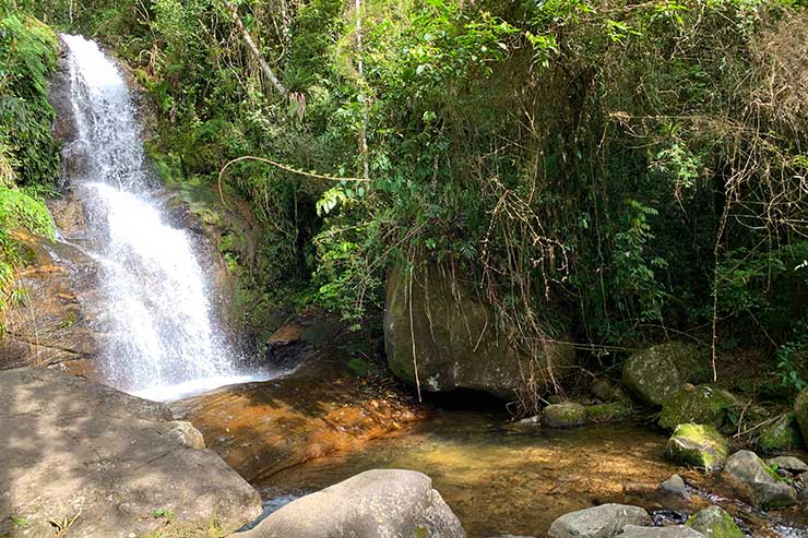 Cachoeira dos Macacos em meio a pedras e árvores em Visconde de Mauá
