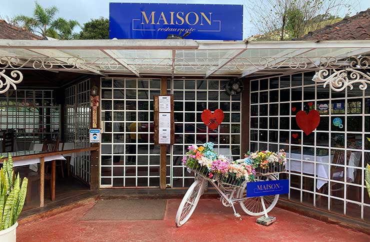 Restaurantes em Visconde de Mauá: Entrada do Maison com bicicleta cheia de flores