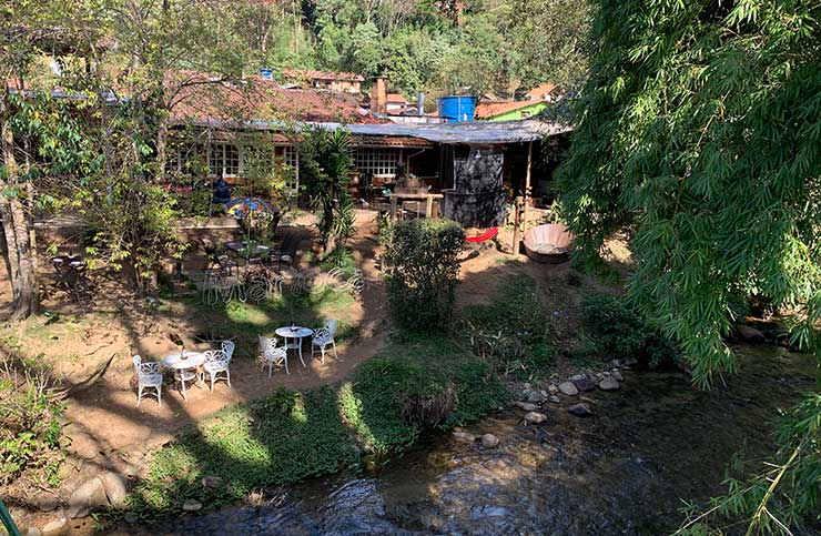 Restaurantes em Visconde de Mauá: Parte externa do Marioca, em Visconde de Mauá, com mesas às margens do rio