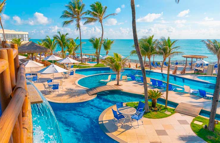 Resorts all inclusive no Nordeste: Piscina do Ocean Palace, em Natal, com espreguiçadeiras de frente para o mar