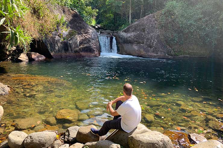 Cachoeiras em Visconde de Mauá: Poção dos 7 Metros em Maromba com homem sentado nas pedras