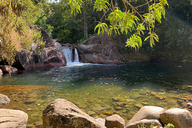 Queda d'água do Poção dos 7 metros em meio a árvores e pedras (Foto: Esse Mundo é Nosso)