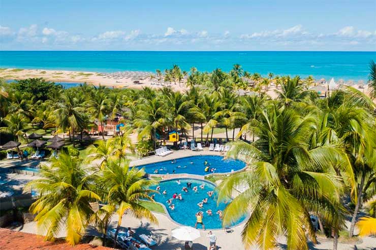 Piscina do Pratagy em meio a coqueiros em frente ao mar