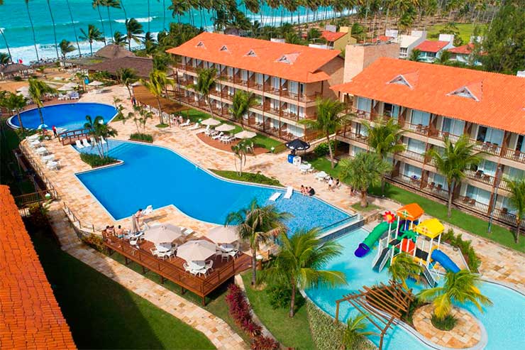 Melhor resort all inclusive do Nordeste: Piscinas e acomodações do Salinas Maceió em frente à praia