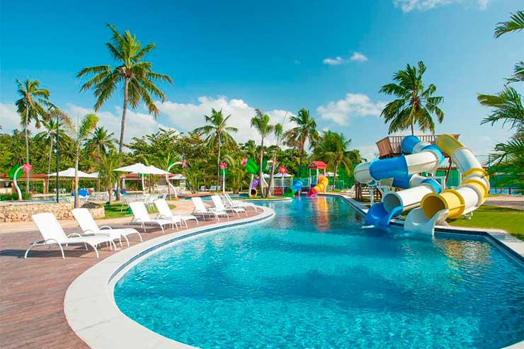 Resorts All Inclusive no Nordeste:: Piscina do Salinas Maragogi com toboágua em dia de céu azul