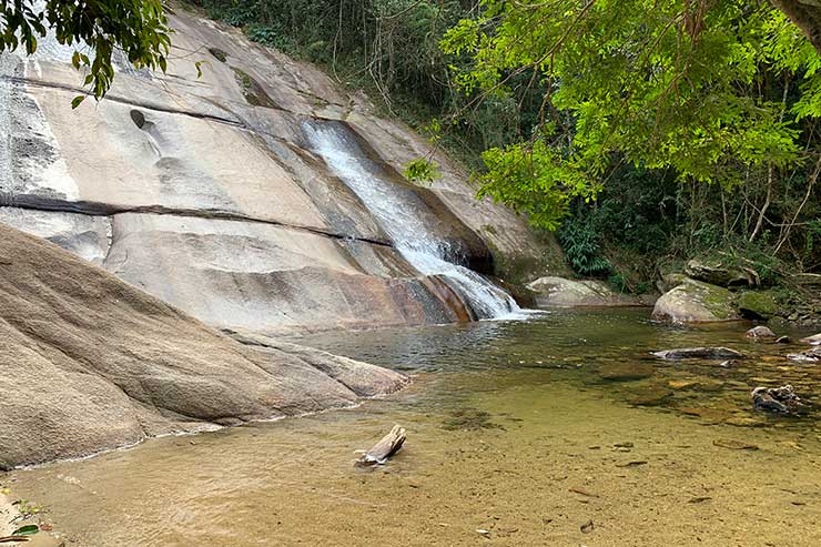 Queda d'água da cachoeira Santa Clara em Visconde de Mauá em meio a pedras e árvores