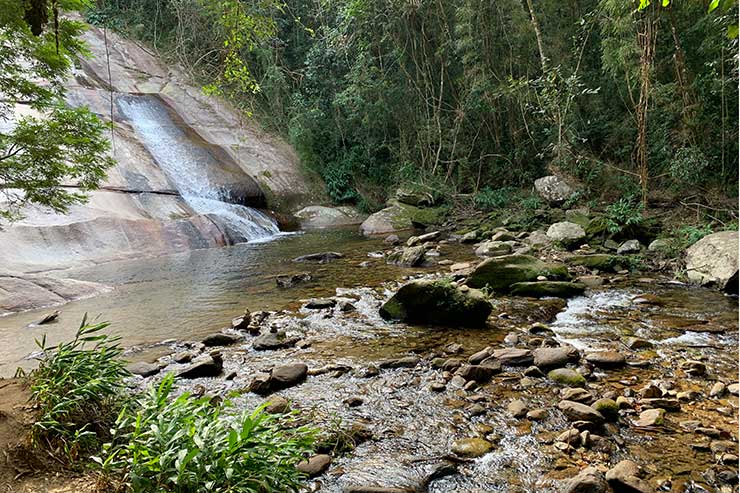 Cachoeiras em Visconde de Mauá: Cachoeira Santa Clara em meio a pedras e muito verde