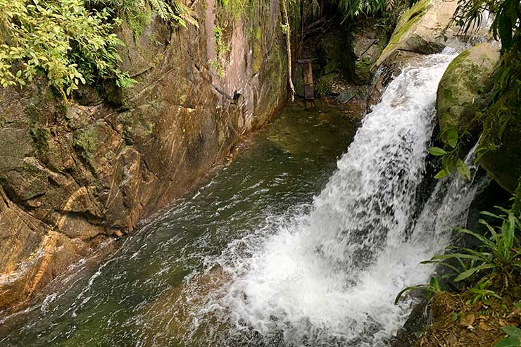 Cachoeiras em Visconde de Mauá: Que d'água da Toca da Raposa em meio a pedras e verde