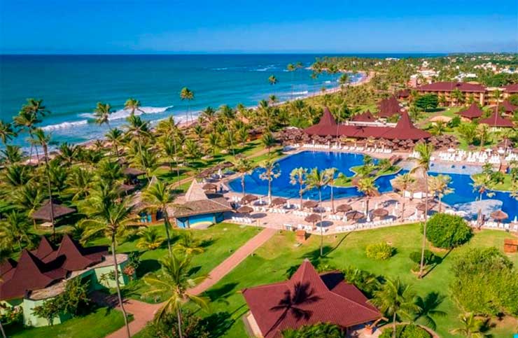 Resorts all inclusive no Nordeste: Vista aérea do Vila Galé Marés com árvores e mar em dia de céu azul