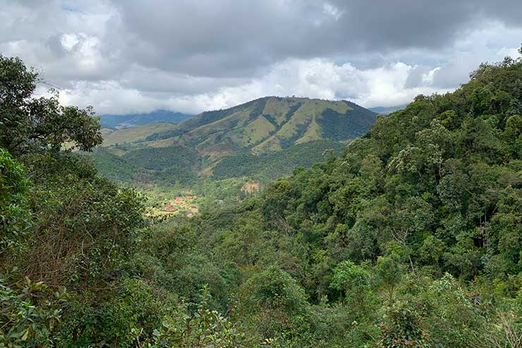 Vista das montanhas a partir da Cachoeira do Alcantilado em Visconde de Mauá