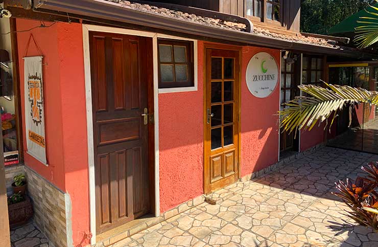 Restaurantes em Visconde de Mauá: Entrada do Zucchine com tons avermelhados