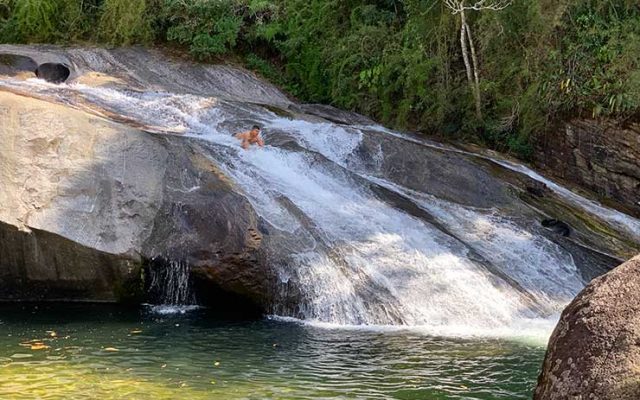 Homem desce na Cachoeira do Escorrega em Visconde de Mauá