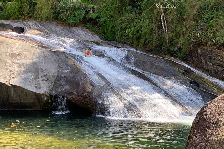 Homem desce na Cachoeira do Escorrega em Visconde de Mauá