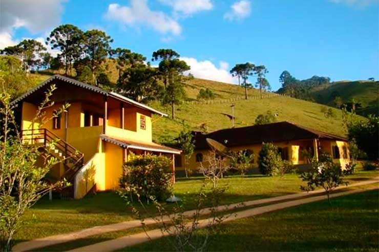 Pousadas em Visconde de Mauá: Parte externa do Canário da Terra com chalé amarelo