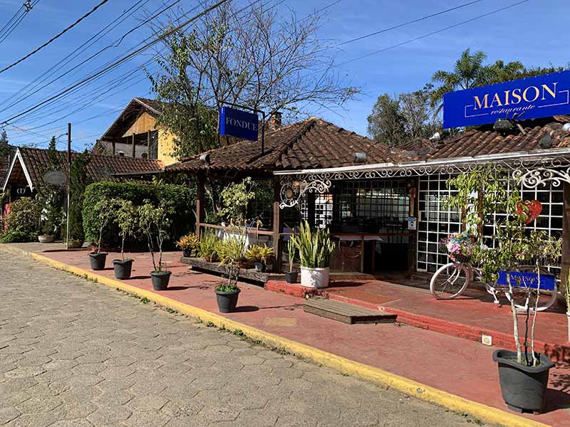 Fachada de restaurantes na Alameda Gastronômica na Vila de Maringá