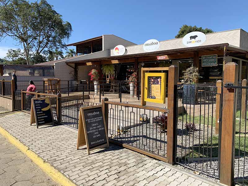 Bares e restaurantes na Alameda Gastronômica do lado de Minas Gerais