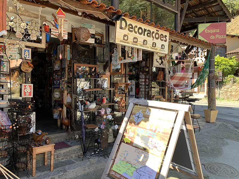 Loja de artesanato na Vila de Maringá RJ