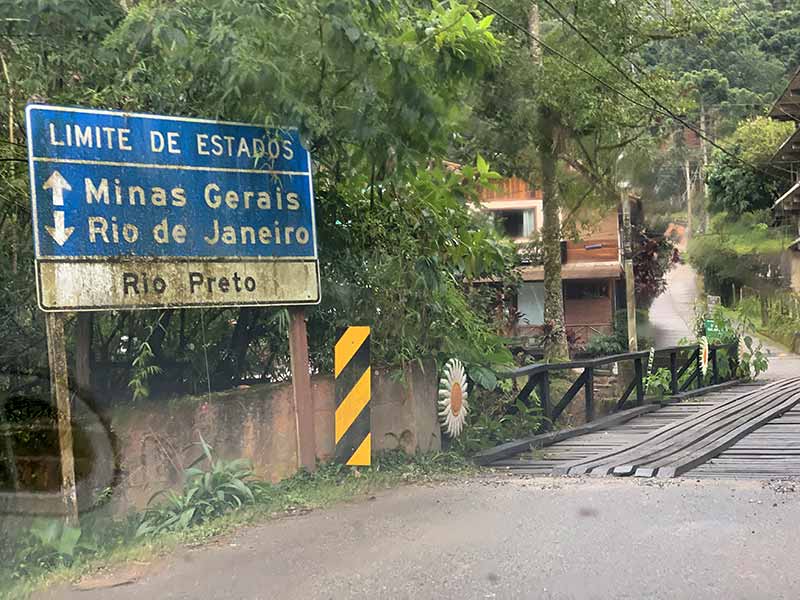 Placa e ponte na divisa de Minas Gerais e Rio de Janeiro