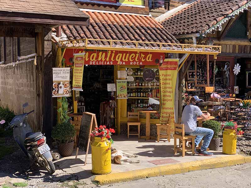 Fachada de loja com produtos típicos de Visconde de Mauá