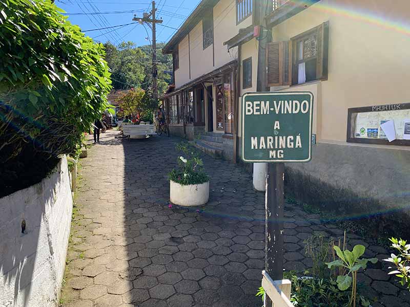 Placa para pedestres deseja boas vindas do lado de MG