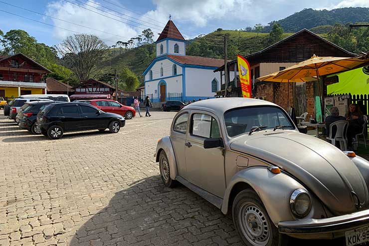 Fusca estacionado perto da igreja em Maromba, RJ