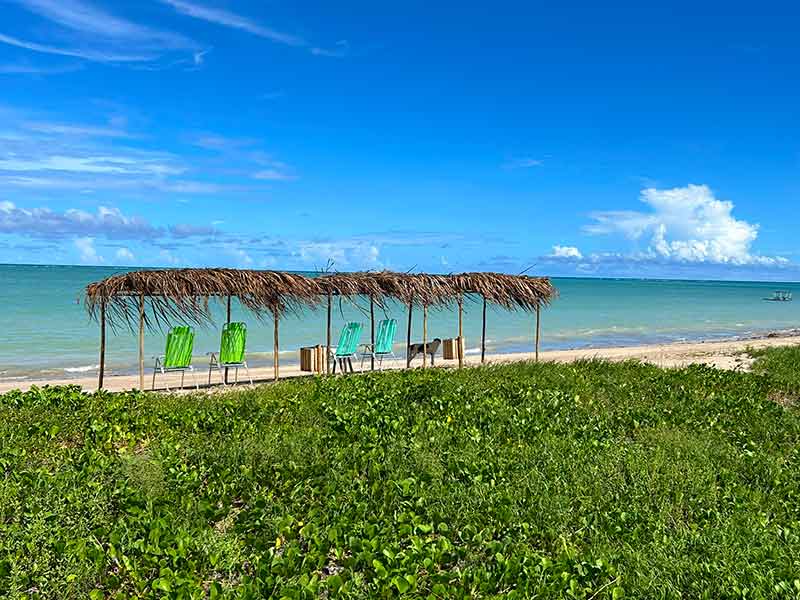 Cadeiras em frente à Praia de Lages, em Alagoas