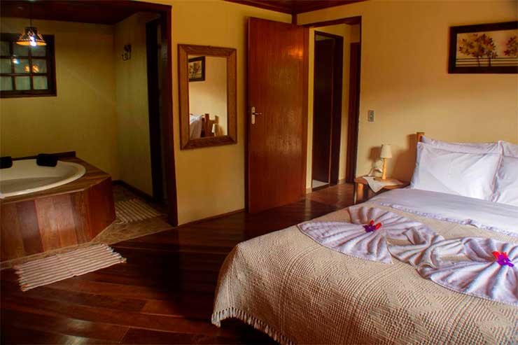 Pousadas em Visconde de Mauá: Quarto da Pousada da Carmen com banheira e cama de casal