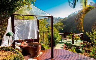 Pousadas em Visconde de Mauá: Área externa da Terras Altas com banheira e vista