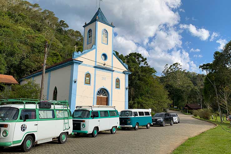 Igreja de Visconde de Mauá com kombis na frente