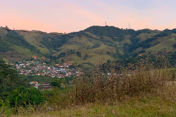 Pôr do sol com vista para a vila de Visconde de Mauá