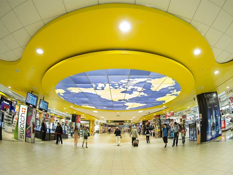 Decoração do free shop (duty free) do aeroporto de Lima