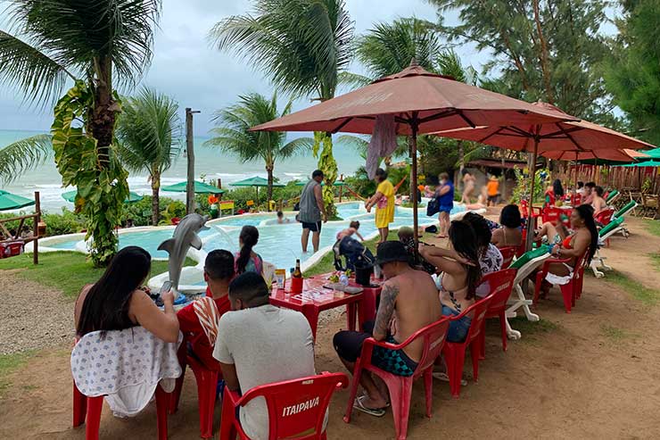 Mesas ao ar livre do Restaurante Amô, em Pipa