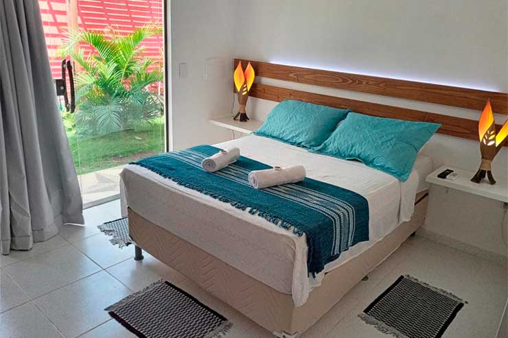 Quarto com cama de casal da Ayre Gostoso Pousada, mais um entre os hotéis em São Miguel do Gostoso