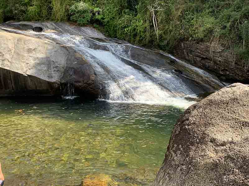 Águas cristalinas da Cachoeira do Escorrega em Maromba