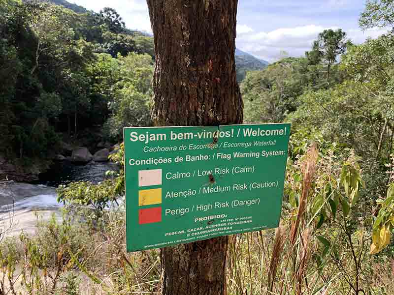 Sinalização informa cor da bandeira e risco na Cachoeira do Escorrega