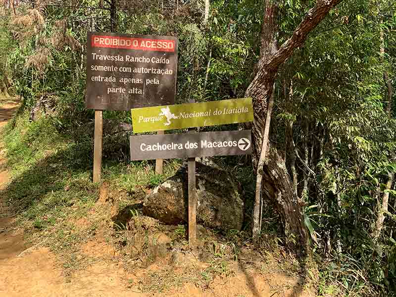 Placa de sinalização da Cachoeira dos Macacos