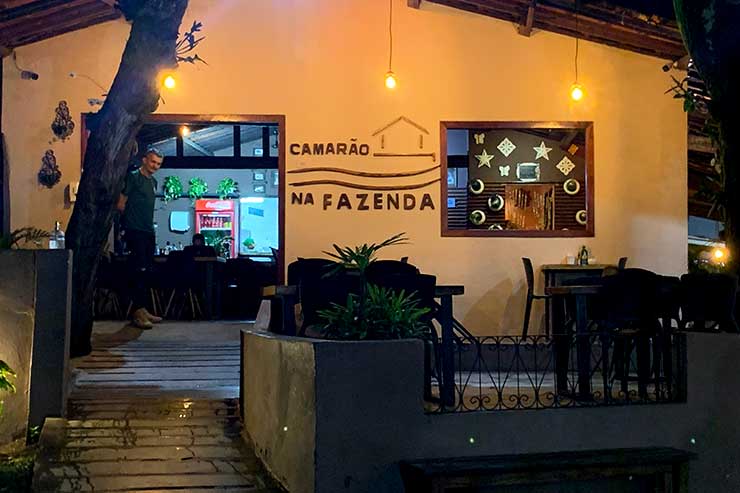Restaurantes em Pipa: Camarão na Fazenda com mesas na parte externa