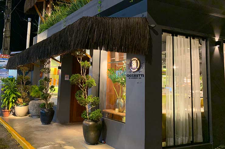 Restaurantes em Pipa: Entrada do Cicchetti com plantas na frente