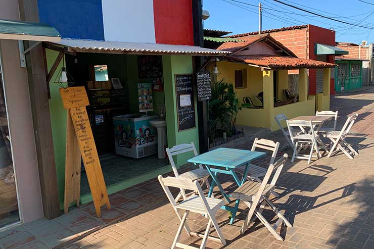 Café em São Miguel do Gostoso: Entrada do Food Café com cores da França