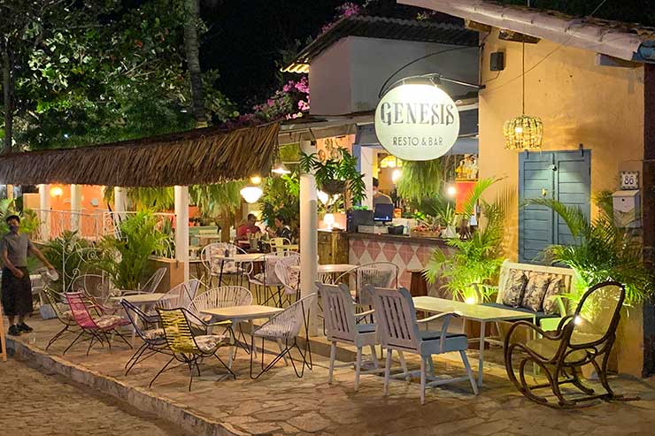 Onde comer em São Miguel do Gostoso: Entrada do Genesis com mesas na calçada