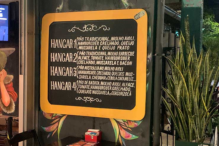 Restaurantes em Pipa: Cardápio do Hangar na parede