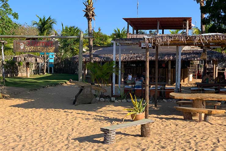 Restaurante em São Miguel do Gostoso:  Mesas na areia do Jack Sparrow