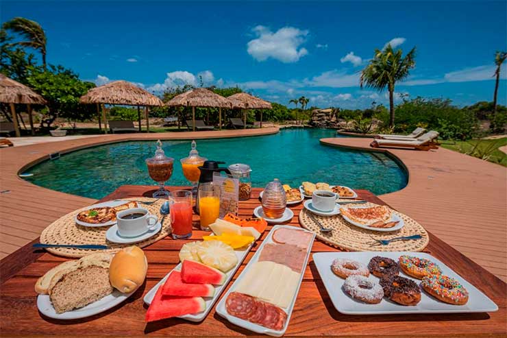 Café da manhã na piscina do Kauli Seadi Beach Hotel