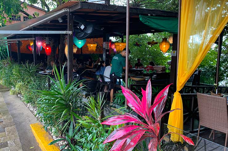 Restaurantes em Pipa:  Luzes coloridas e mesas do Lampião