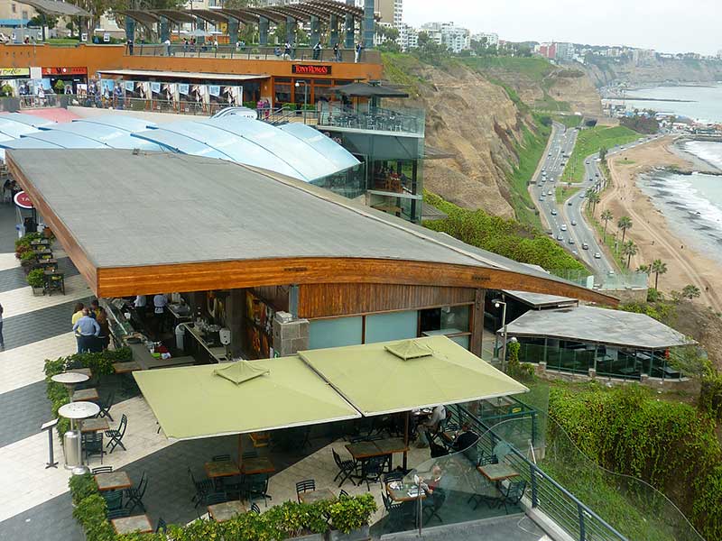 Vista do Larcomar Shopping em Miraflores com praia de fundo